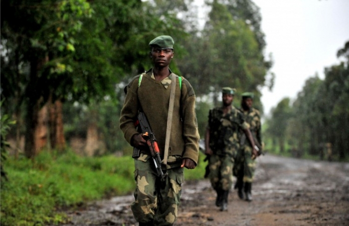Grup de soldaţi rebeli patrulând în Rangira, Congo, 17 octombrie 2012