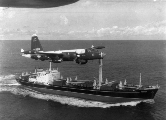 Un avion american P2V Neptune zboară deasupra unui vapor sovietic în timpul crizei racgetelor cubaneze, 1962