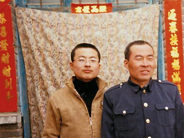 Li Lankui (dr) stă lângă fiul său înainte de arestarea sa. Li se află în prezent într-un centrul de reeducare după ce a fost arestat în timpul unei acţiuni de “curăţare” înainte şi după vizita guvernatorului de Iowa, Terry Branstad, în provincia chineză Hebei. (Minghui.org)