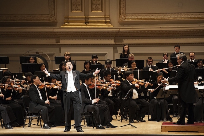 Hong Ming interpretează piesa “Cântecul inimii mele”, însoţit de dirijorul bulgar Milen Nachev şi Orchestra Simfonică Shen Yun.
