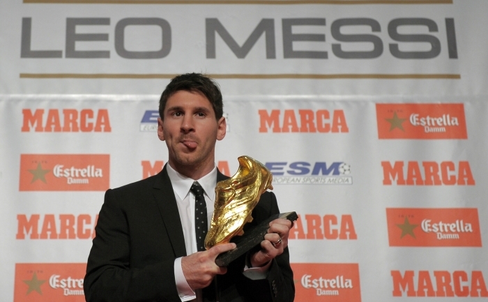 Fotbalistul argentinian Lionel Messi primind trofeul Gheata de Aur. (LLUIS GENE / AFP / Getty Images)