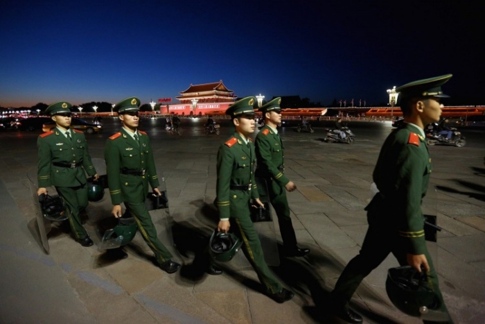 Forţele paramilitare patrulează în Piaţa Tiananmen în 28 septembrie 2012, Bejing, China.