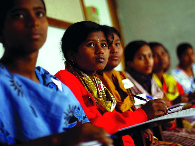 Femei din Bangladesh participă la un curs organizat un centru de suport BRAC.