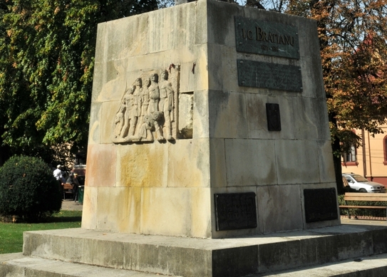 I.C.Brătianu, pe soclul statuii 1907 (Epoch Times România)