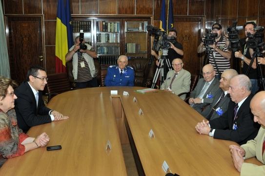 Întâlnire Victor Ponta şi Mariana Câmpeanu cu reprezentanţii organizaţiilor pensionarilor, cu ocazia zilei Internaţionale a Persoanelor Vârsnice. (Epoch Times România)