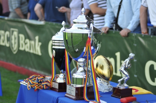 Finala Campionatului Naţional de Rugby dintre echipele RC Timişoara şi RC Baia Mare. Trofeele puse în joc. (Epoch Times România)