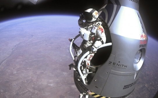 Felix Baumgartner a realizat o misiune istorică, fiind primul om care a depăşit viteza sunetului prin cădere liberă din stratosferă (Red Bull Stratos / Content Pool via Getty Images)