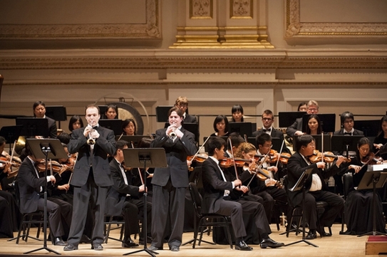Kaspar Märtig (D, trompetă), Alexander Wilson (S, trompetă) împreună cu orhestra Shen Yun Symphony Orchestra cântând Antonio Vivaldi la Carnegie Hall, 28 octombrie 2012 (Dai Bing / NTD Television)