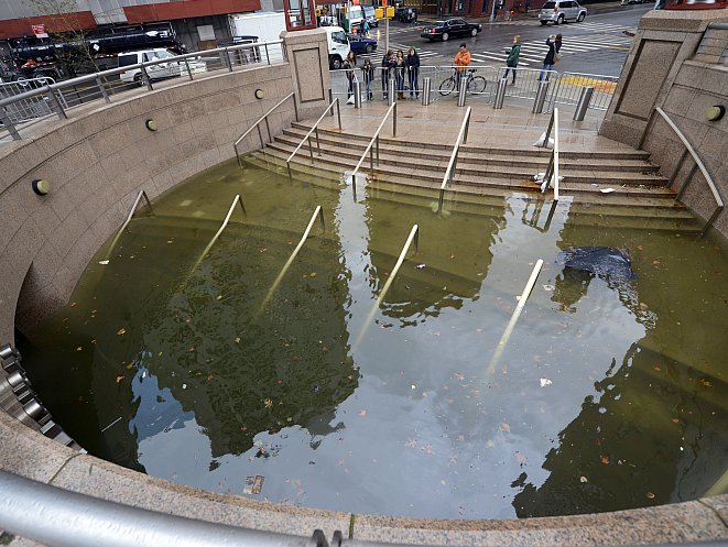 Staţia de metrou new yorkeză Bowling Green umplută cu apă, 30 octombrie 2012