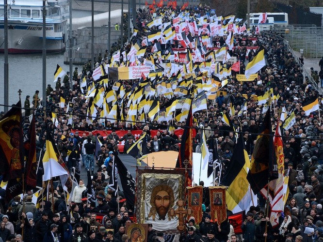 Ultra naţionalişti ruşi cu steagurile Rusiei imperiale, la un marş în centrul Moscovei, 4 noiembrie