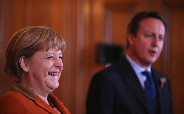 Premierul britanic David Cameron şi cancelarul german Angela Merkel.