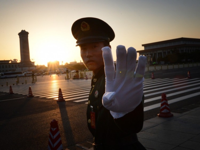 Un poliţist chinez în afara Salii Mare a Poporului din Beijing pe 8 noiembrie, la sesiunea de deschidere a celui de-al 18-lea Congres al Partidului Comunist Chinez. Reuniunea a adus o creştere accentuată a securităţii în Beijing (Mark Ralston / AFP / Getty Images)