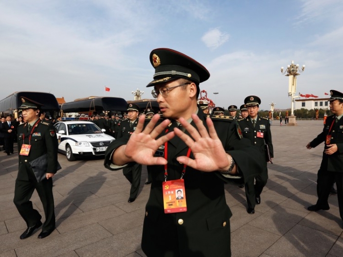 Soldat chinez care încearcă să împiedice fotografierea în Piaţa Tiananmen, pe 7 noiembrie, în Beijing. Cel de-al 18-lea Congres al PCC are loc între 8-14 noiembrie, când o nouă conducere va prelua puterea.