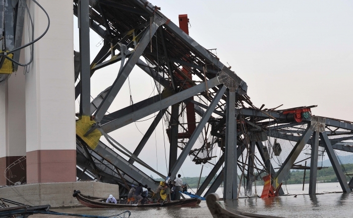 Podul prăbuşit în Kyauk Myaung ca urmare a seismului care a lovit oraşul Mandalay, Birmania, 11 noiembrie 2012