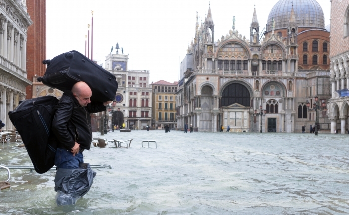 La Veneţia, precipitaţiile puternice şi vântul au provocat aşa-numitul  fenomen 'acqua alta', iar 70% din oraş era inundat duminică, nivelul  mării fiind la o înălţime de 1,50 metri deasupra nivelului normal.