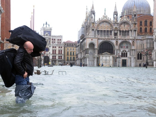 Piaţa San Marco inundată 11 noiembrie 2012, Veneţia (Marco Sabadin / AFP / Getty Images)
