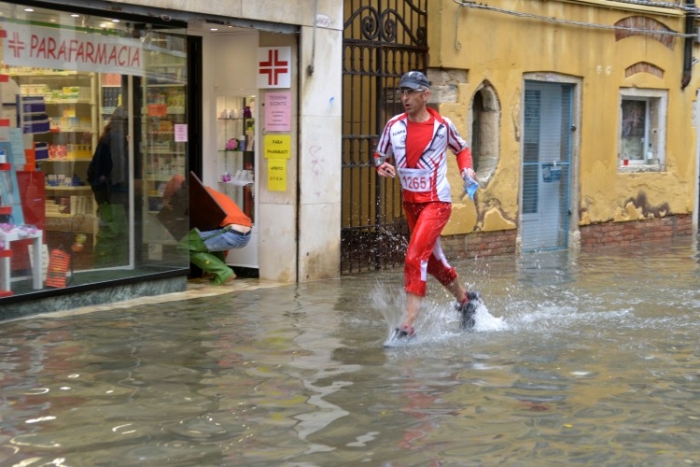Jogging, prin Veneţia inundată, 11 noiembrie 2012