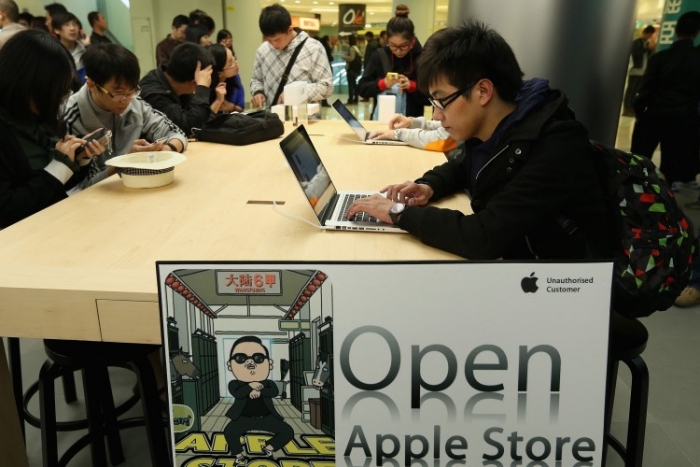 Clienţi chinezi se uită la MacBook Pro în noul magazin Apple din districtul Wangfujing, Beijing, 20 octombrie 2012.
