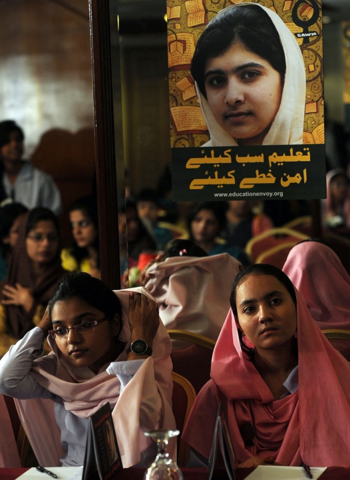 Studenţi pakistanezi participă la o ceremonie ce marchează Ziua Malala în Lahore, 10 noiembrie 2012.