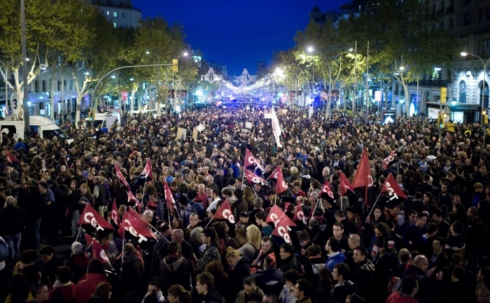 Sindicalişti demonstrând în Barcelona, Spania, 14 noiembrie 2012