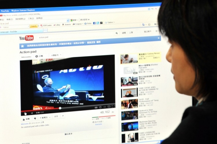 O femeie accessând site-ul YouTube în Taipei (Patrick Lin / AFP / Getty Images)