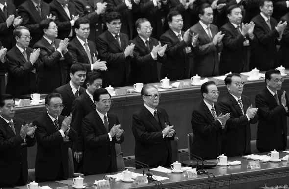 Fosta conducere a Partidului Comunist Chinez stă în picioare şi aplaudă  în timpul ceremoniei de închidere a celui de-al 18-lea Congres al său în  Beijing, 14 noiembrie. A doua zi a fost prezentat un nou grup de  lideri.