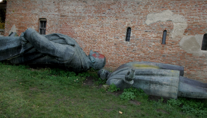 Statuia lui Lenin şi Petru Groza, depozitate la Mogoşoaia (fesanu)