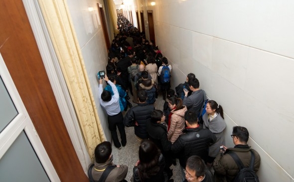 Peste 1.000 de jurnalişti din China şi din străinătate stau la rând aşteptând să li se permită accesul în sala principală a Marii Săli a Poporului, în timpul ceremoniei de închidere a Congresului PCC, Beijing, 14 nov 2012. Până la urmă jurnaliştii au avut acces doar în ultimele momente ale conferinţei.