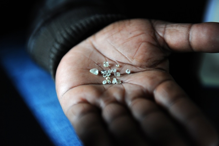 Diamante neprelucrate în Komaggas, Africa de Sud, iunie 2012 (Alexander Joe / AFP / Getty Images)