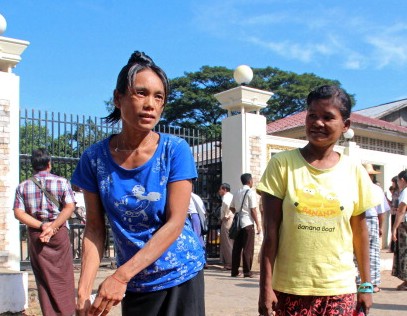 Prizonieri birmanezi eliberaţi din infama puşcărie Insein, Rangoon, 15 noiembrie 2012. (AFP / Getty Images)