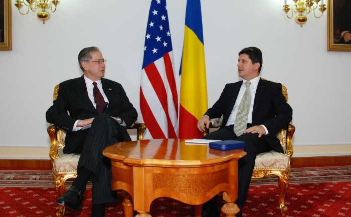 Ministrul afacerilor externe, Titus Corlăţean, l-a primit luni pe  ambasadorul SUA la Bucureşti, Mark Gitenstein, în vizită de rămas bun.