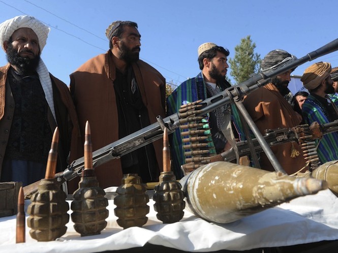 Talibani înarmaţi au fost înrolaţi în forţele guvernamentale, 3 noiembrie 2012 (Aref Karimi / AFP / Getty Images)