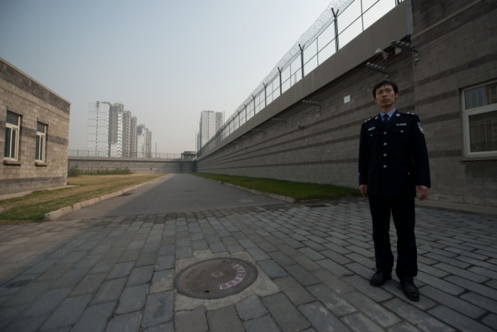 Un paznic de poliţie se află într-o curte din interiorul Centrului de Detenţie nr.1 din Beijing, în luna octombrie. Bugetul regimului pentru securitate internă este de cel puţin 110 miliarde de dolari, mai mare decât cel pentru apărarea naţională.