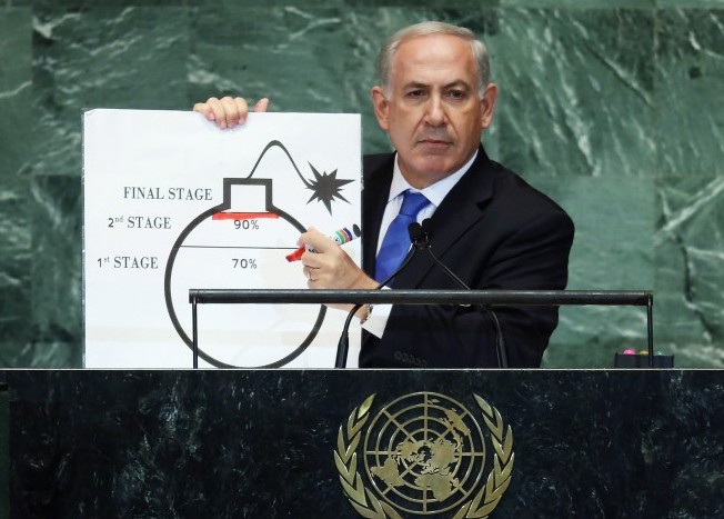 Benjamin Netanyahu, primul ministru al Israelului, ţine o diagramă a unei bombe, reprezentând programul nuclear al Iranului, in timpul unei cuvântări la Adunarea Generală a Naţiunilor Unite, la New York, pe 27 septembrie, 2012.