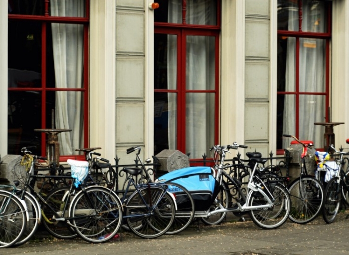 Biciclete sunt parcate in faţa caselor în Amsterdam, într-o fotografie de arhivă. Piaţa locuinţelor olandeză, după câteva decenii de creştere, este în scădere. (Mark Dadswell / Getty Images)