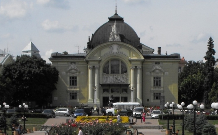 Teatrul O. Kobyleanskaya (fostul Teatru Naţional) din Cernăuţi. Vedere dinspre Piaţa Teatrului (fosta Piaţă V. Alecsandri). (http://ro.wikipedia.org)