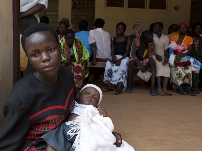Femeile aşteaptă cu copiii lor pentru a testate pentru HIV într-un spital din Budula, estul Ugandei, 27 septembrie 2011.
