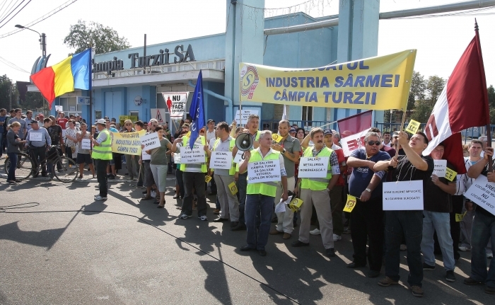Peste 250 de angajaţi şi membri ai sindicatelor protestează în faţa sediului Mechel din Câmpia Turzii, 14 septembrie 2012 (MIRCEA ROSCA / AFP / GettyImages)