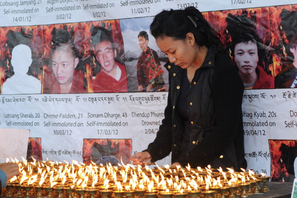 Tibetani în exil aprind lumânări la un priveghi de comemorare a victimelor regimului chinez, templul Tsuglakhang în Dharamshala, India, 8 noiembrie 2012