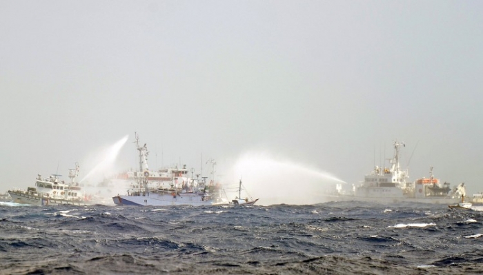 Nave japoneze şi taiwaneze aparţinând Pazei de Coastă folosesc tunuri cu apă în timpul unei încleştări în apropiere de disputatele insule Diaoyu/Senkaku din Marea Chinei de Est, 25 septembrie 2012. (Sam Yeh / AFP / Getty Images)