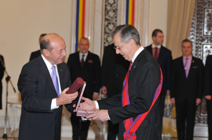 Palatul Cotroceni, ceremonia de decorare a ambasadorului SUA la Bucureşti, Mark Gitenstein de către Traian Băsescu, preşedintele României
