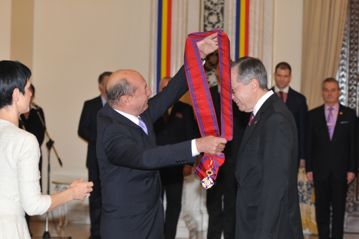 Palatul Cotroceni, ceremonia de decorare a ambasadorului SUA la Bucureşti, Mark Gitenstein de către Traian Băsescu, preşedintele României (Epoch Times România)