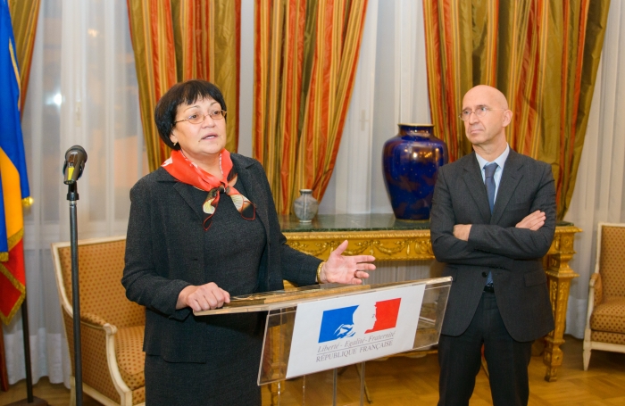 Philippe GUSTIN, Ambasadorul Franţei la Bucureşti decernează Premiul 2012 pentru Drepturile Omului al Ambasadei Franţei în România doamnei Elena Miruna TUDORACHE, preşedinte al Fundaţiei "Un copil, o speranţă" (Mihuţ Savu / Epoch Times)