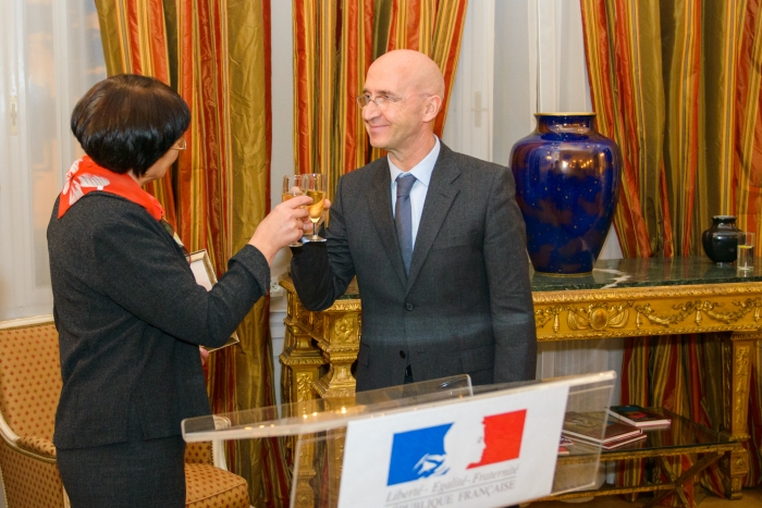 Philippe GUSTIN, Ambasadorul Franţei la Bucureşti decernează Premiul 2012 pentru Drepturile Omului al Ambasadei Franţei în România doamnei Elena Miruna TUDORACHE, preşedinte al Fundaţiei "Un copil, o speranţă"