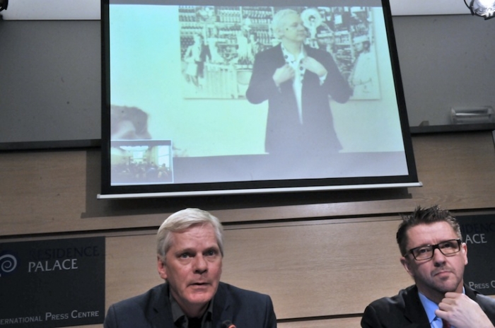 Purtătorul de cuvânt al WikiLeaks, Kristinn Hrafnsson (S) împreună cu avocatul WikiLeaks, Sveinn Andri Sveinsson, Bruxelles, 27 noiembrrie 2012.