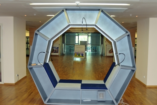 Expoziţie de reciclare a deşeurilor deschisă în incinta Bibliotecii Naţionale din Bucureşti (Epoch Times România)