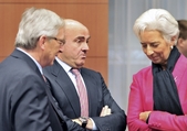 Premierul luxemburghez Jean-Claude Juncker, ministrul spaniol de finanţe Luis De Guindos (C) şi directorul FMI Christine Lagarde, la cartierul general  al UE, Bruxelles (Georges Gobet / AFP / Getty Images)