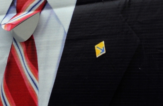 Bener Ludovic Orban, cu sigla PNL inversată. (Epoch Times România)