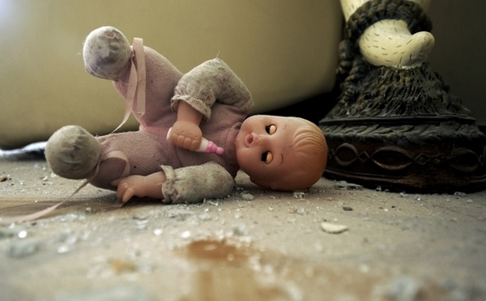 Păpuşă abandonată în urma unui raid palestinian cu rachete, Fâşia Gaza, 16 noiembrie 2012 (DAVID BUIMOVITCH / AFP / Getty Images)