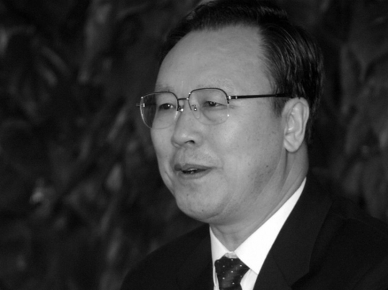 Du Qinglin în Beijing, 2005. Du a fost recent exclus din Biroul Politic, fapt ce reprezintă, conform analiştilor, o pedeapsa pentru sprijinul pe care i l-a acordat lui Bo Xilai, oficialul demis din partid. (Goh Chai Hin / Getty Images)